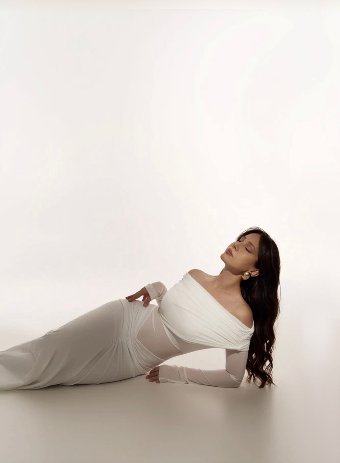 Белое платье с открытыми плечами. Профессиональный Фотограф в Казани Яна Забелина