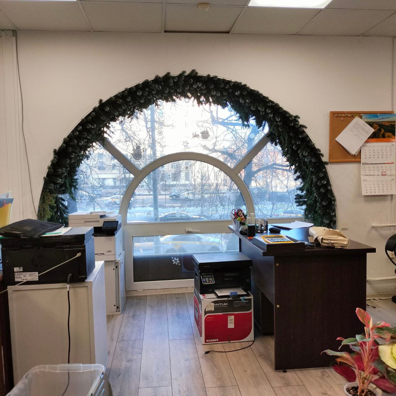 Украшение арки-окна миксом живой и декоративной хвои