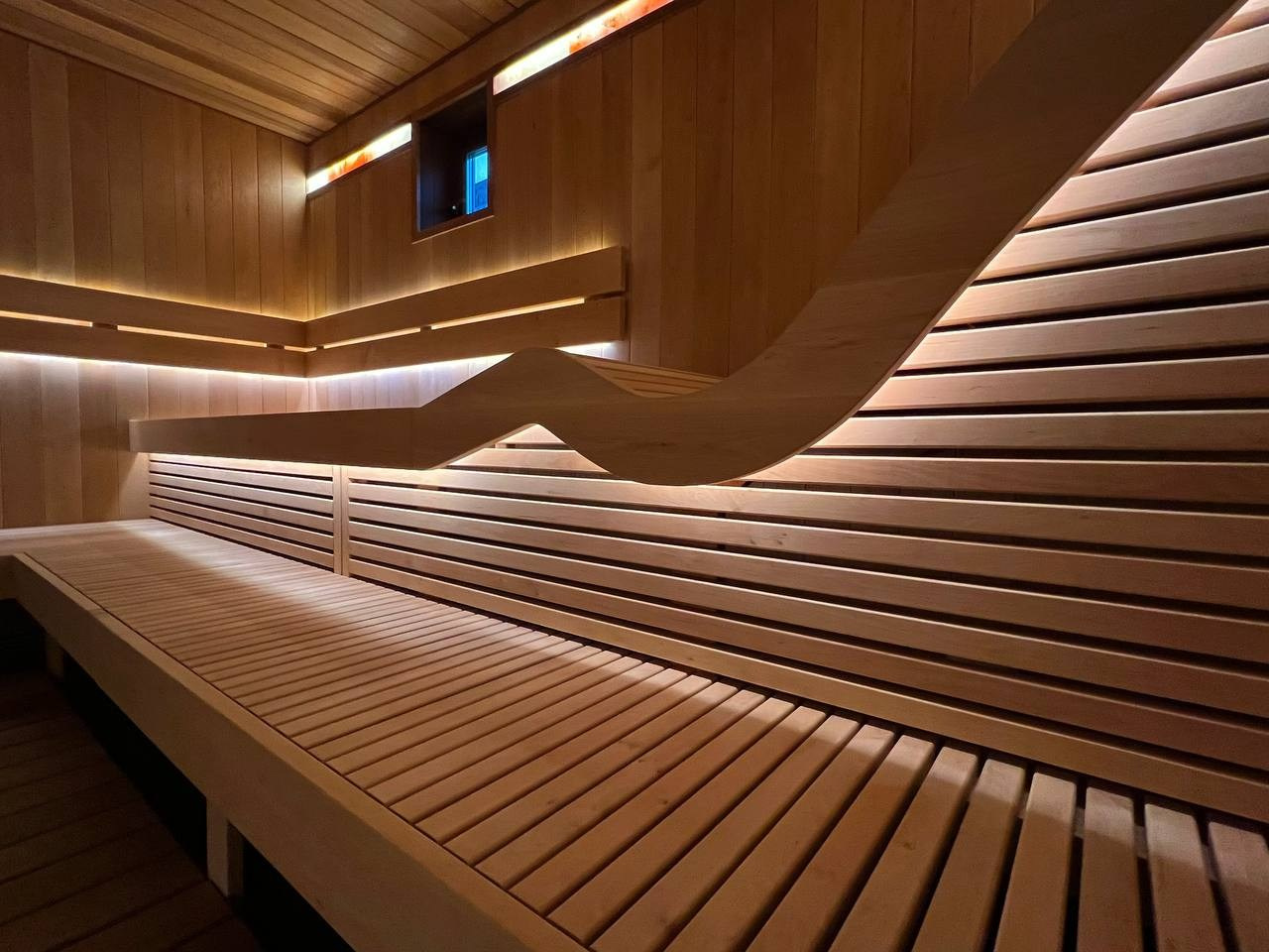 Парная в Рощино разделена на две зоны: одна с парильным столом для активного парения, вторая- с анатомическим полком для релаксации. SaunaTopMasters