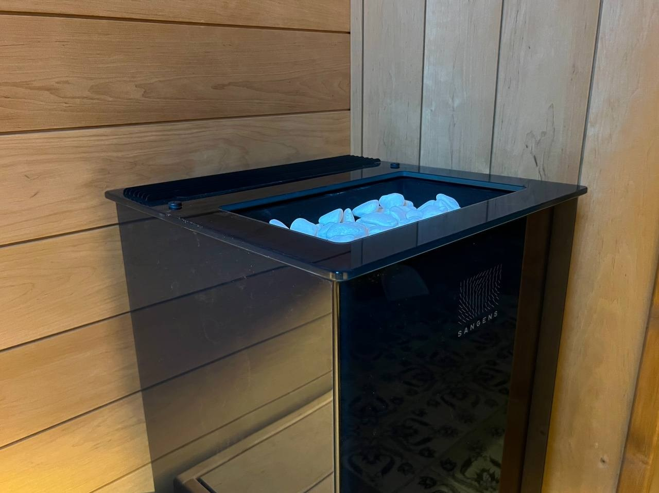 Тёплая парная для коллег из «Печи Горбунова» в Рощино: Sangens в чёрном стекле, широкая термоольха и панорамная входная группа. SaunaTopMasters