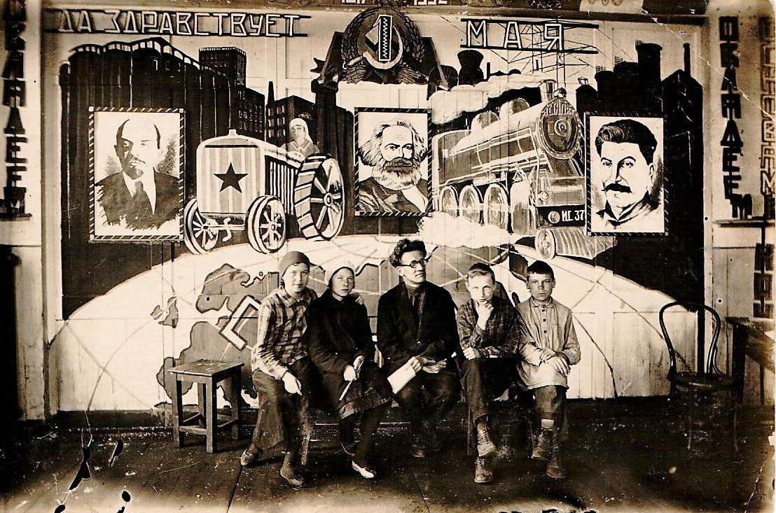 1936-37 г.   Члены кружка ИЗО на фоне своей работы в читальном зале с учителем ИЗО Смирновым С.В.