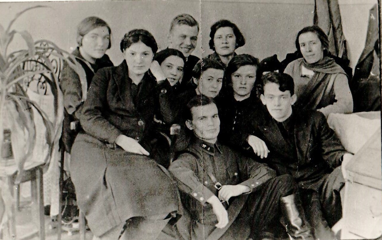 1930-е гг.(вторая половина) Учителя с учениками.