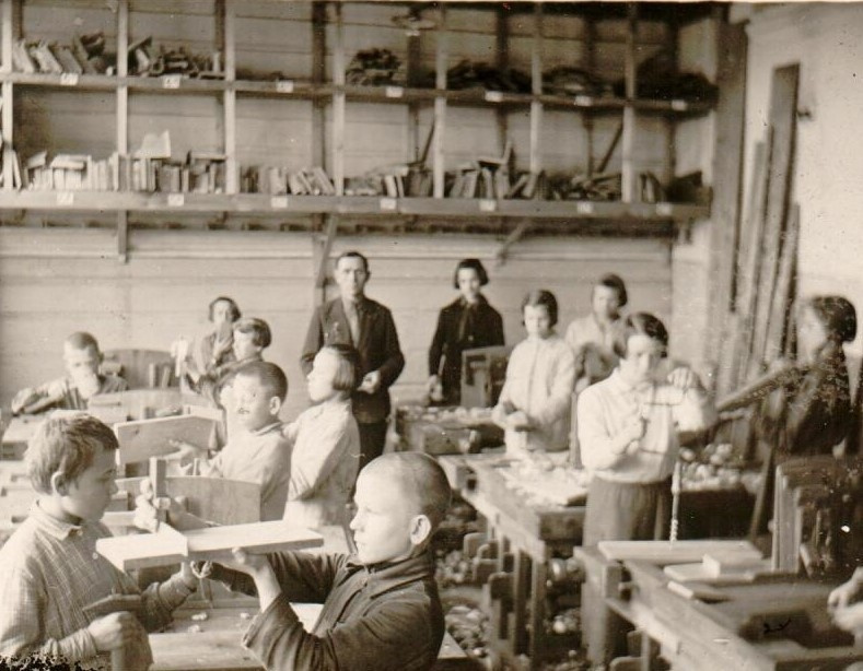 1930-е гг.Занятия в столярной мастерской, препод Морковкин
