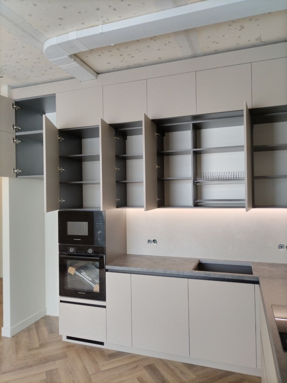 Фото с монтажа |Мебель на заказа: кухни, шкафы и т.д. в Томске. ГУДРУМ — Мебель на заказ в Томске | Кухни | Шкафы | Стулья и Столы