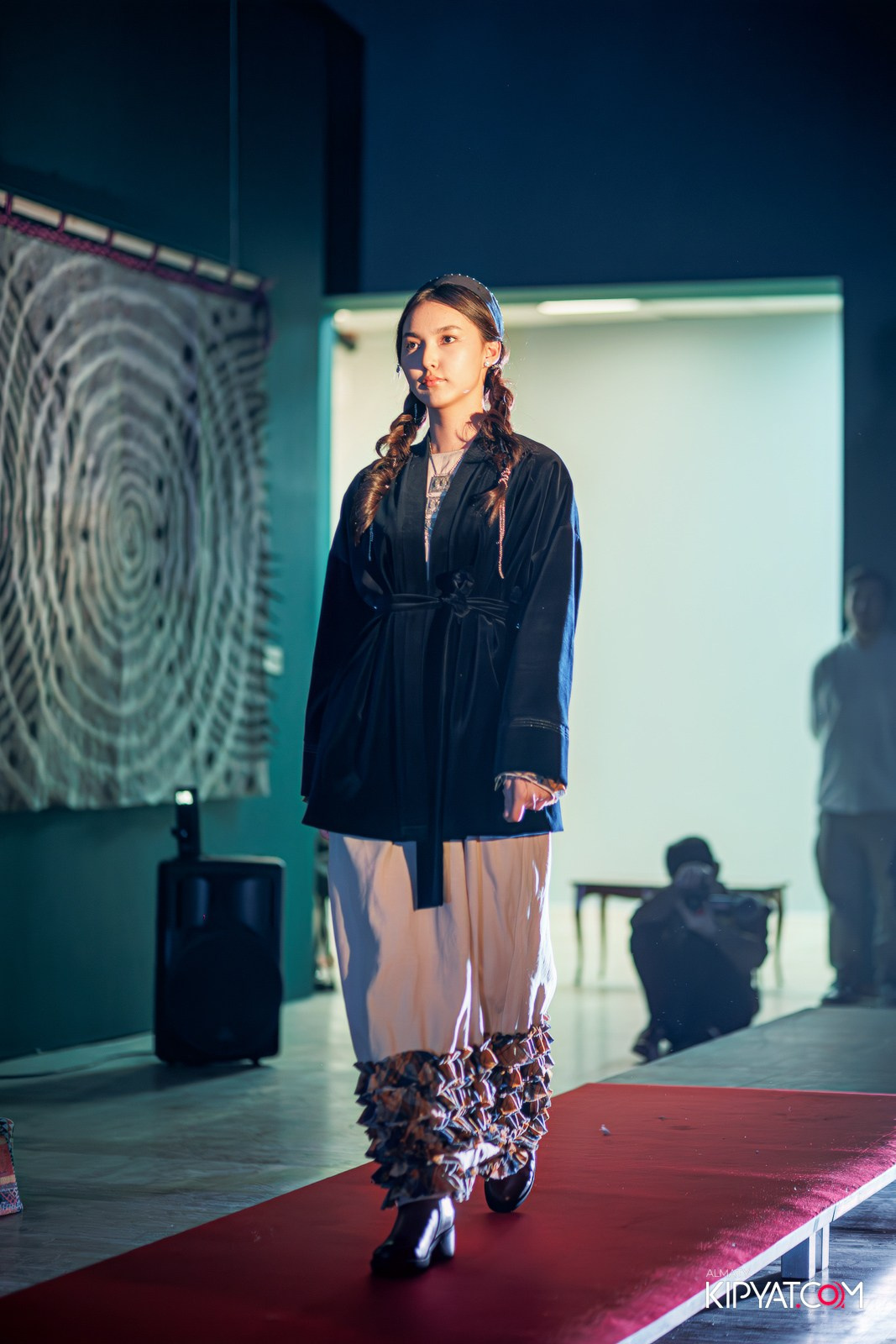 FASHION ПОКАЗ, КАЗАХСКОЙ НАЦИОНАЛЬНОЙ ОДЕЖДЫ. КИПЯТКОМ АЛМАТЫ!