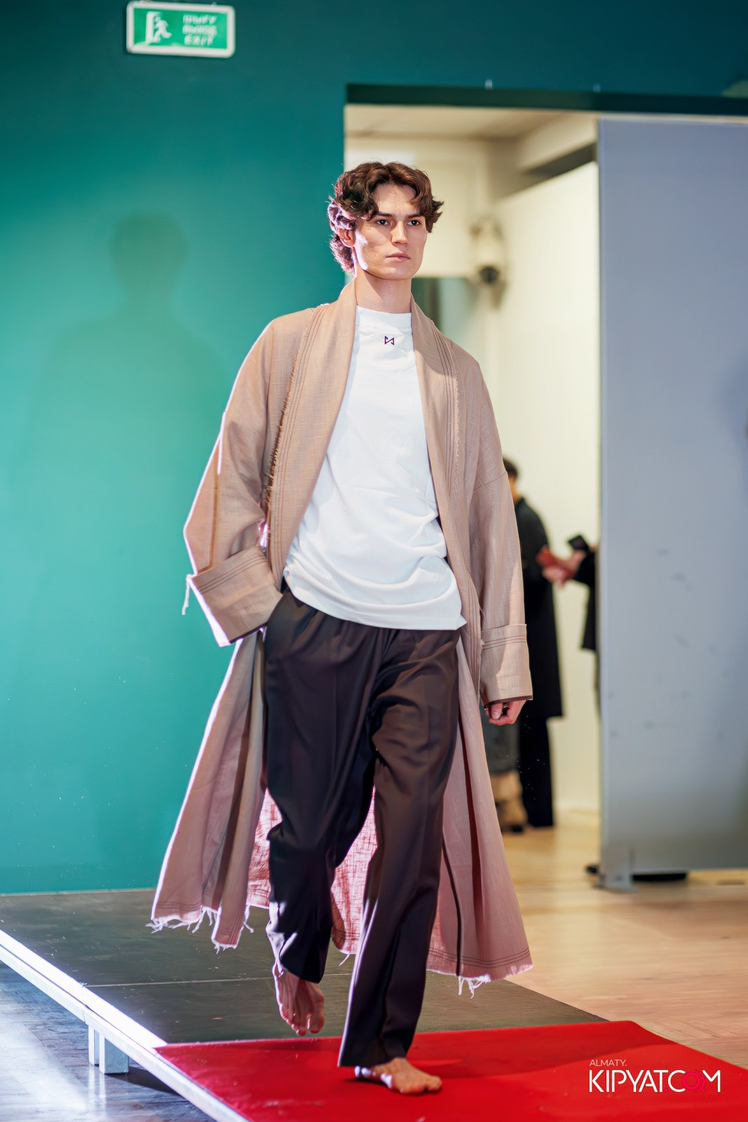 FASHION ПОКАЗ, КАЗАХСКОЙ НАЦИОНАЛЬНОЙ ОДЕЖДЫ. КИПЯТКОМ АЛМАТЫ!