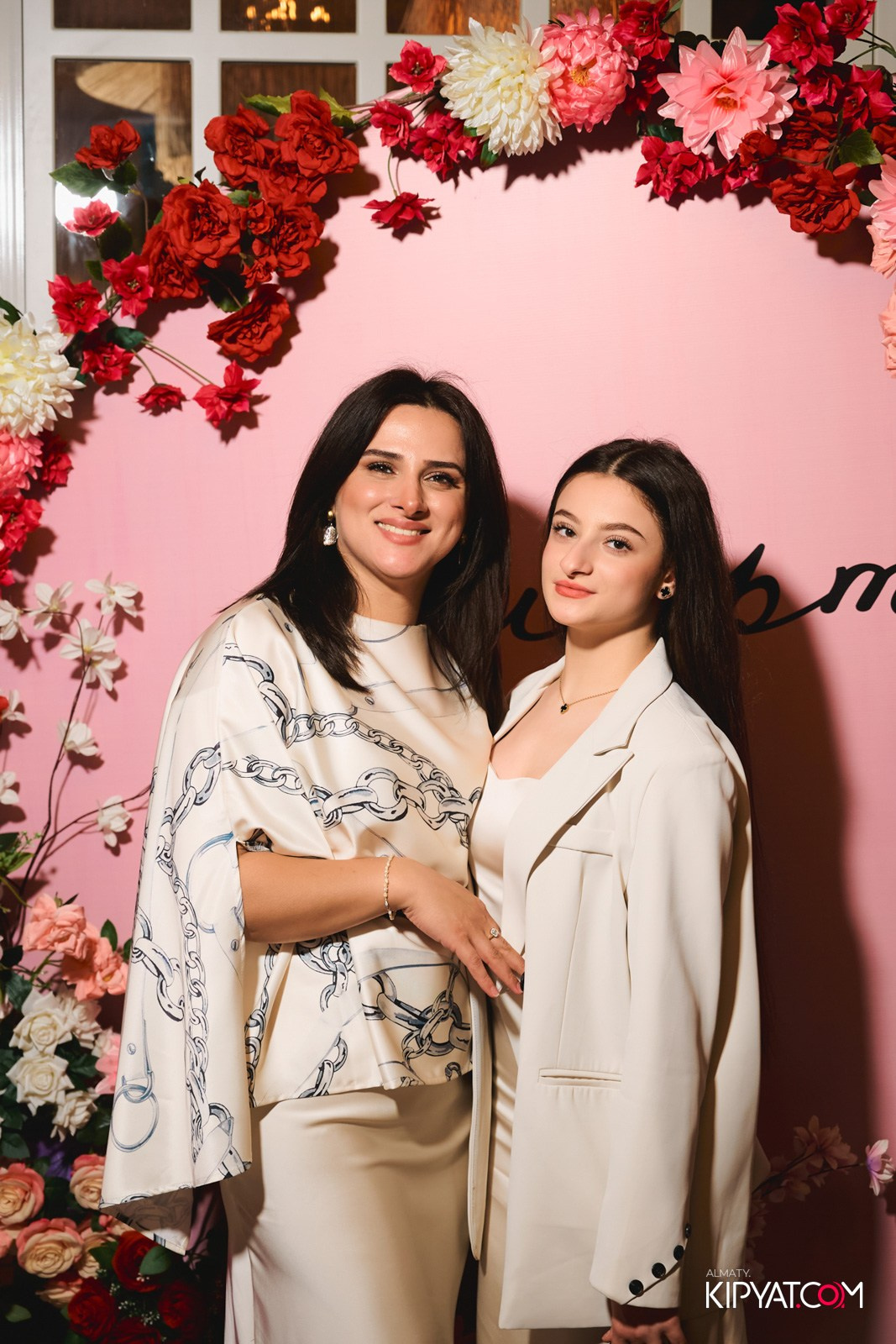 ГРУЗИНСКИЙ ДВОР НА КАБАНБАЙ БАТЫРА. КИПЯТКОМ АЛМАТЫ!