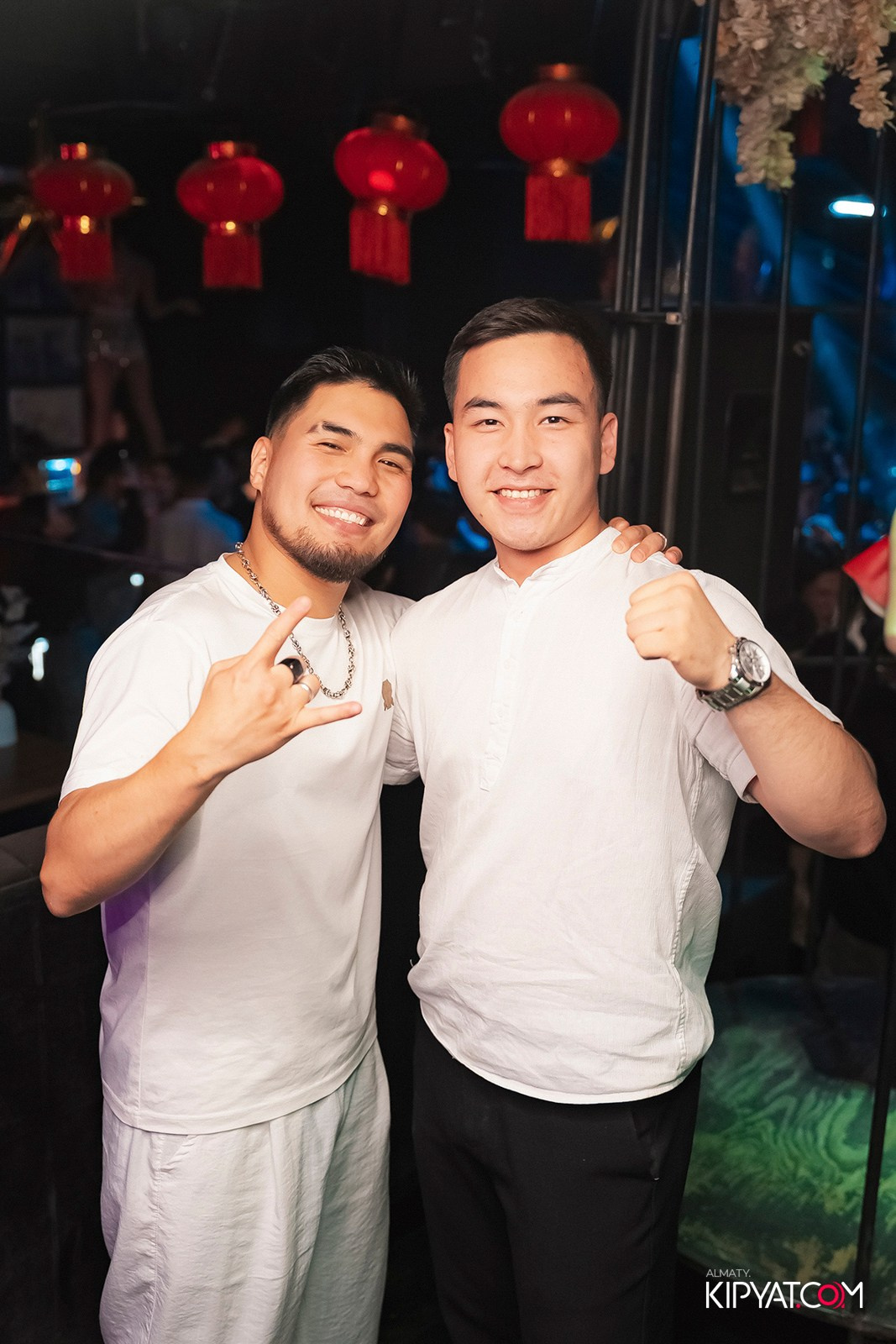 UYAT ЕМES BAR. КИПЯТКОМ АЛМАТЫ!