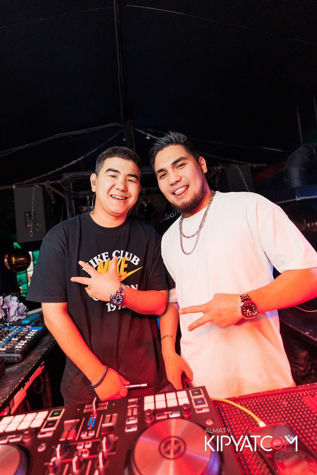 UYAT EMES BAR. КИПЯТКОМ АЛМАТЫ!