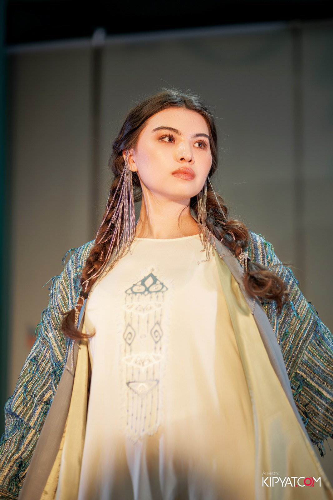 FASHION ПОКАЗ, КАЗАХСКОЙ НАЦИОНАЛЬНОЙ ОДЕЖДЫ. КИПЯТКОМ АЛМАТЫ!