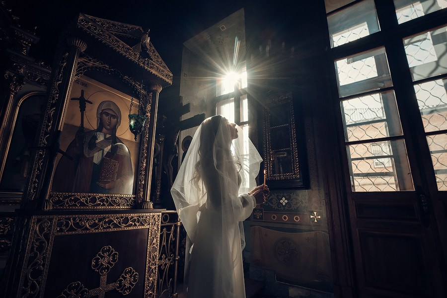 фотограф крещение венчание видео видеограф таинство храм церковь крестины Москва фотосъемка видеосъёмка  младенец   крестильная рубашка  крещение ребенка купель  крест  крестик 