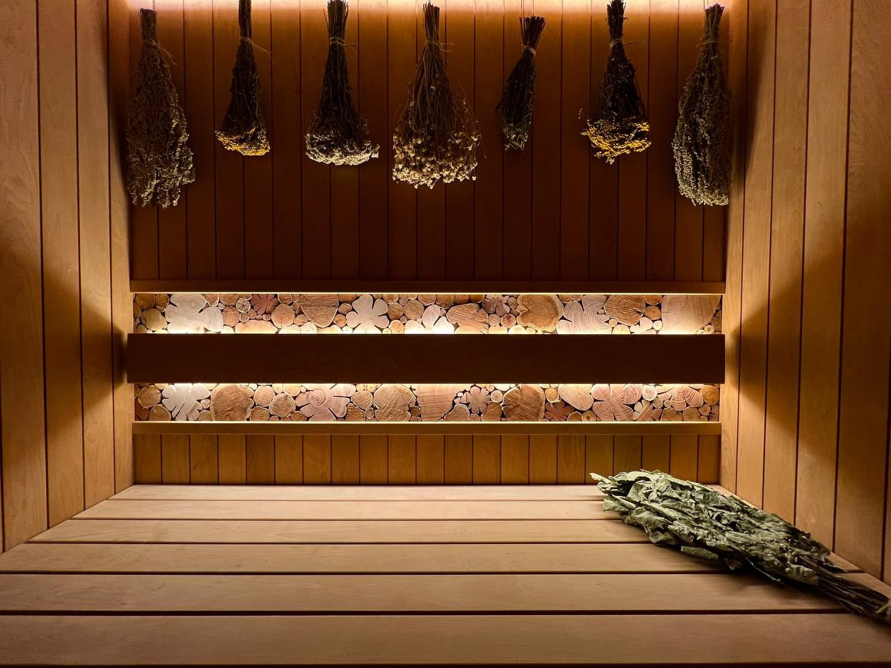Уютная сауна в Зеленом Острове с Harvia Cilindro и отделкой из термоольхи; можжевельник и крымские травы дарят интересный насыщенный аромат. SaunaTopMasters