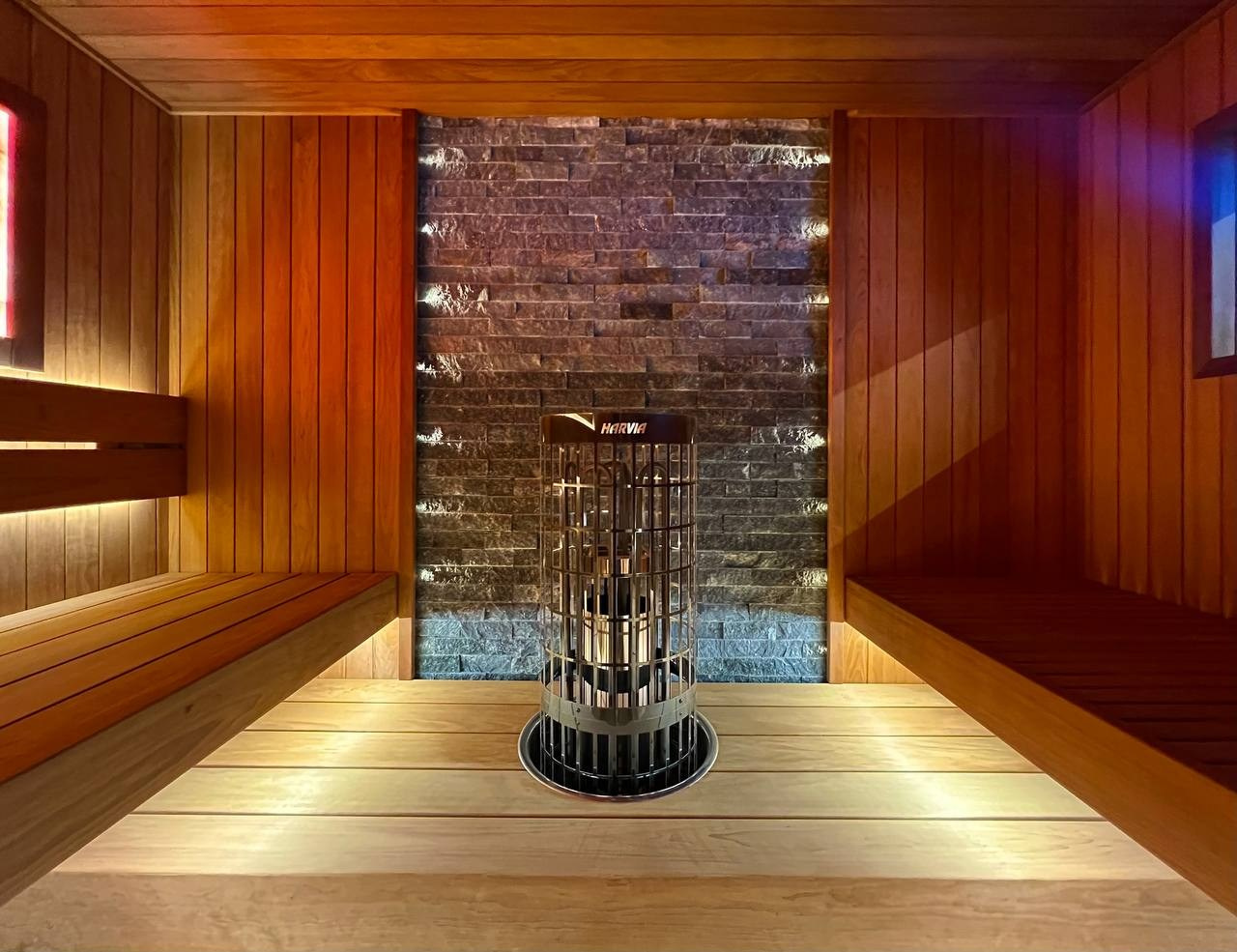 Сауна в Хапо-Ое имеет две зоны: внешне похожие, но разные по назначению. Можно выбрать одну или насладиться обеими сразу. SaunaTopMasters