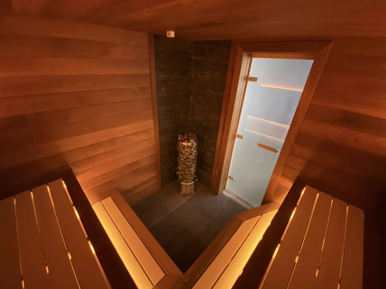 Сауна под Кировском. Парная выполнена из комбинации Абаши и Термоабаши. А в Противопожарном углу красуется печь Sawo Aries. SaunaTopMasters