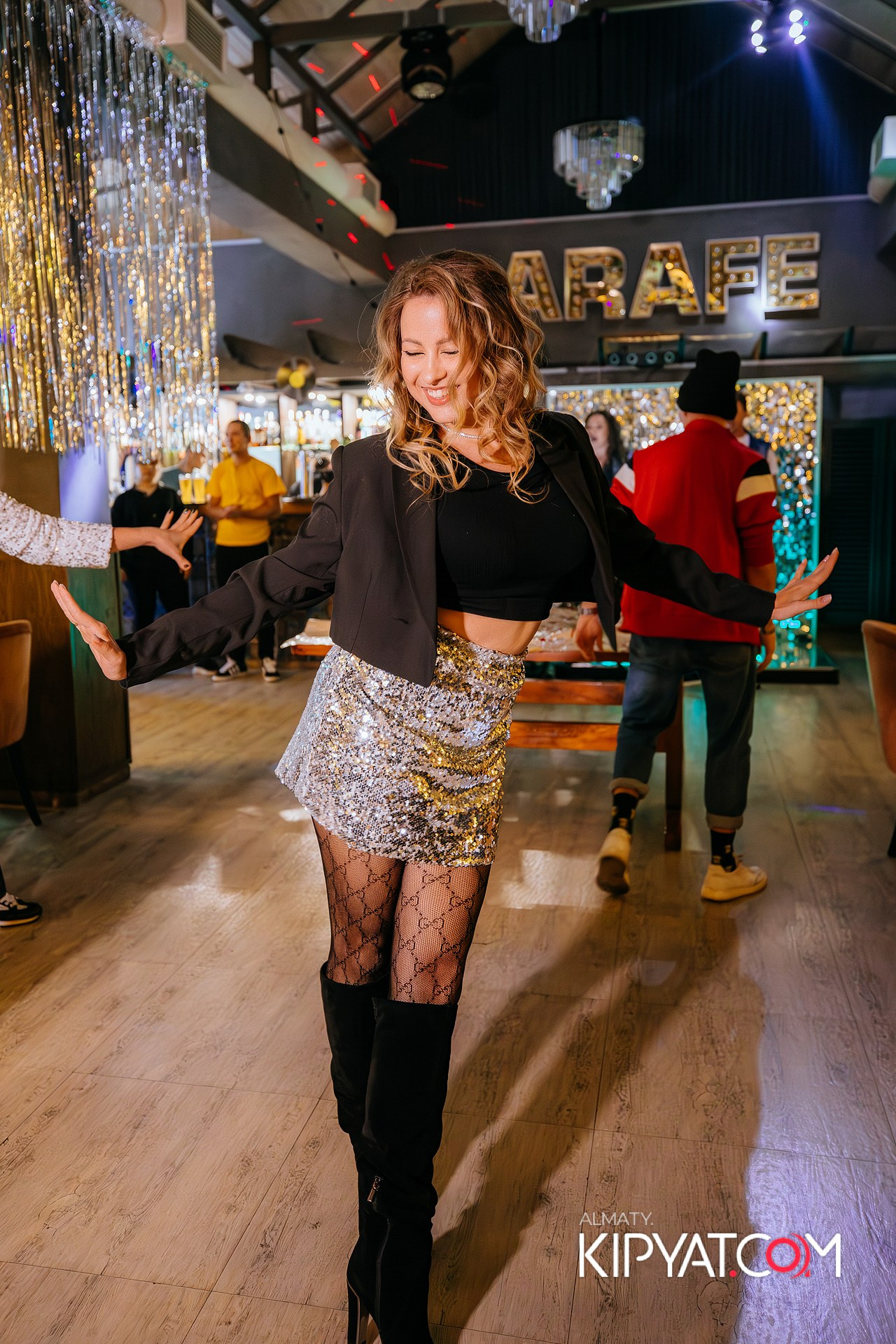 ВЕЧЕРИНКА 90Х КАФЕ CARAFE. КИПЯТКОМ АЛМАТЫ! Фотосъемка мероприятий в Алматы