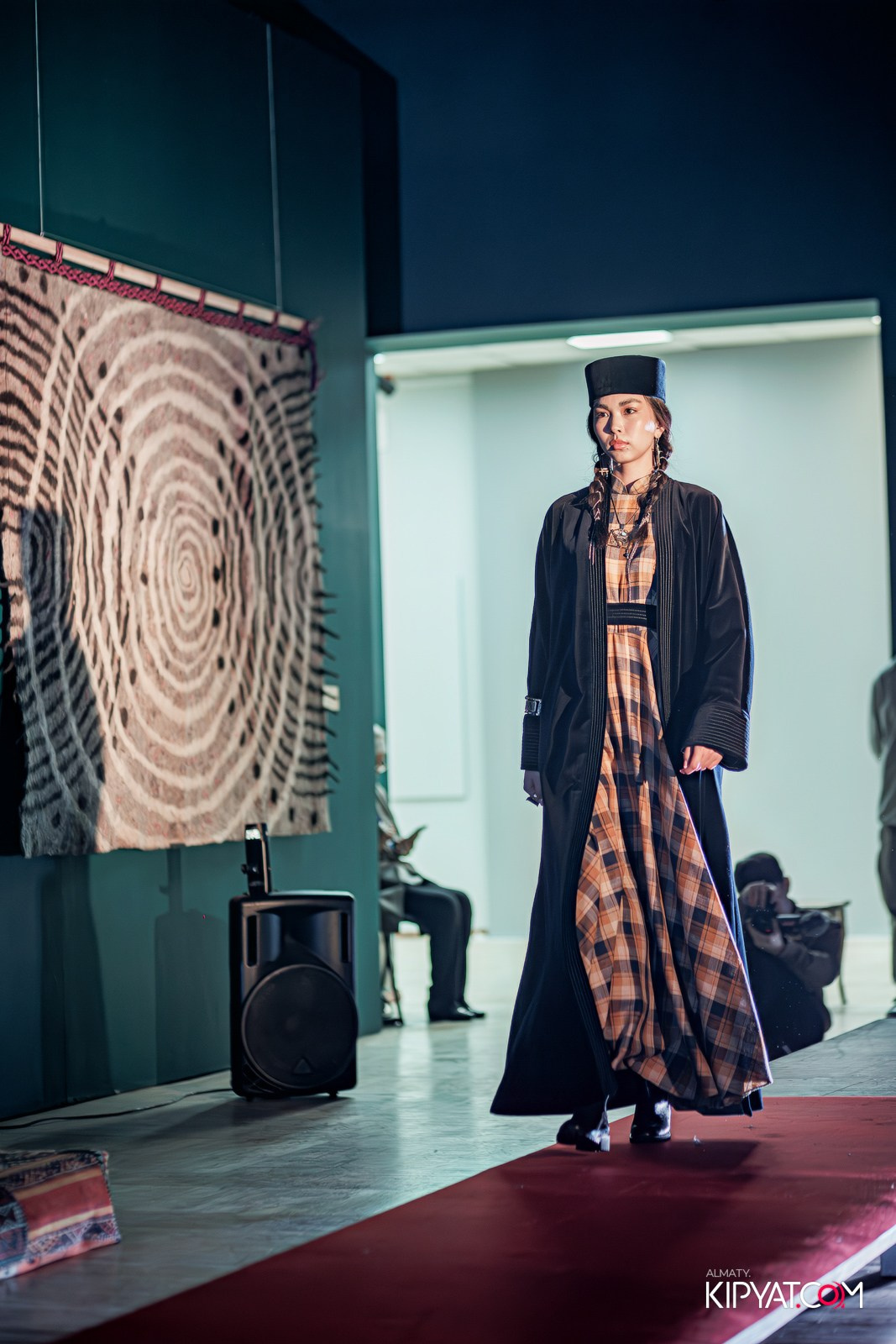 FASHION ПОКАЗ, КАЗАХСКОЙ НАЦИОНАЛЬНОЙ ОДЕЖДЫ. КИПЯТКОМ АЛМАТЫ!