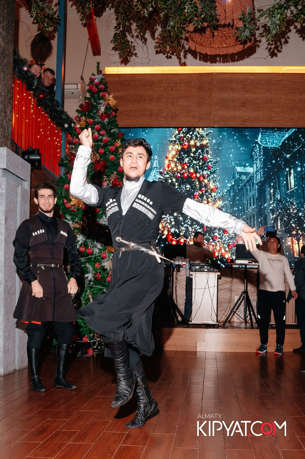 ГРУЗИНСКИЙ ДВОР НА КАБАНБАЙ БАТЫРА. КИПЯТКОМ АЛМАТЫ!