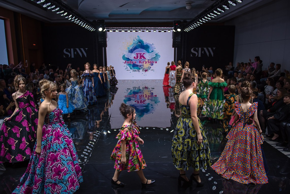 SochiFashionWeek2024 дизайнер Юлия Крылова. Семейный и коммерческий фотограф в Сочи Александр Бодунов