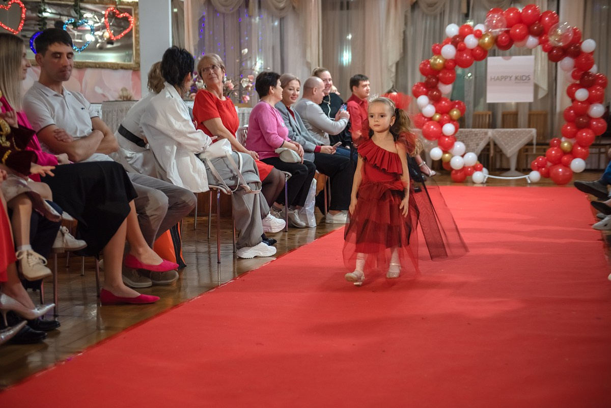 Выпускной в детской школе моделей HAPPYkids 2024. Семейный и коммерческий фотограф в Сочи Александр Бодунов