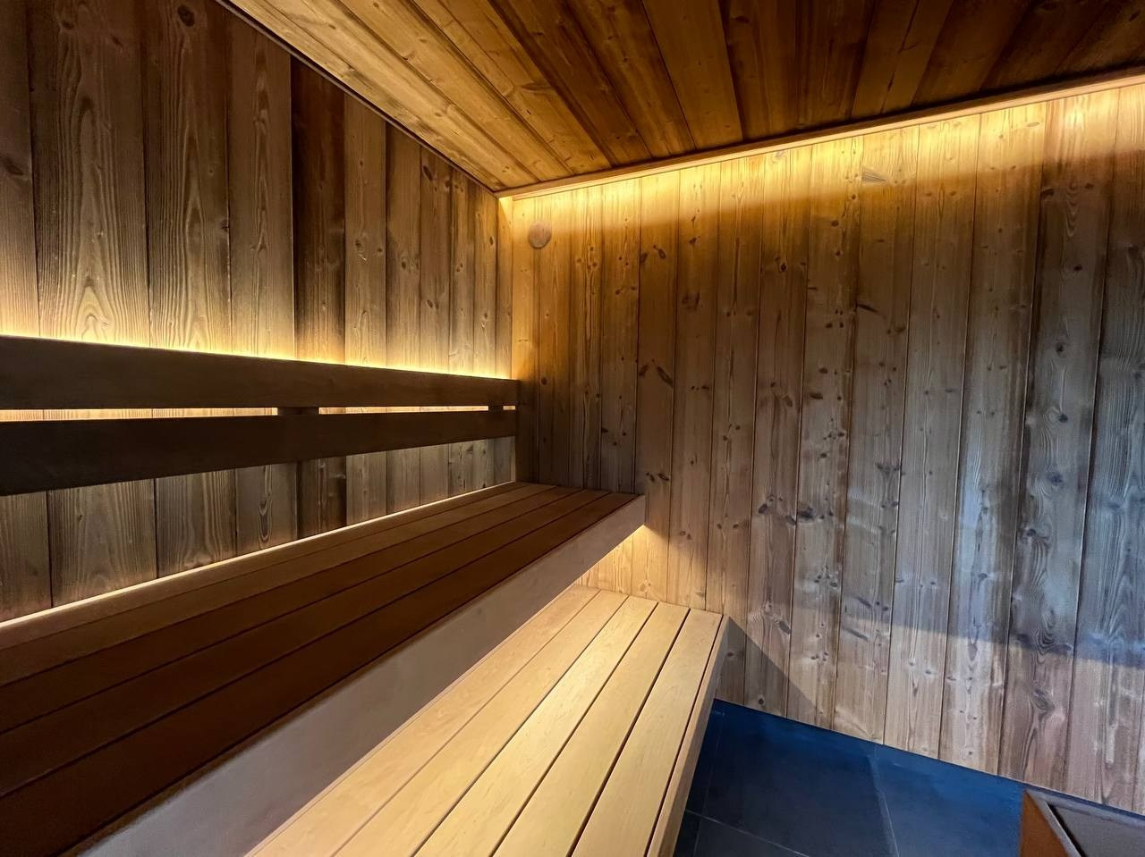 На берегу залива, в SPA «Пляж 33», гостей ждут две идентичные русские парные, где жар задают дровяные печи Aito AK-47. SaunaTopMasters