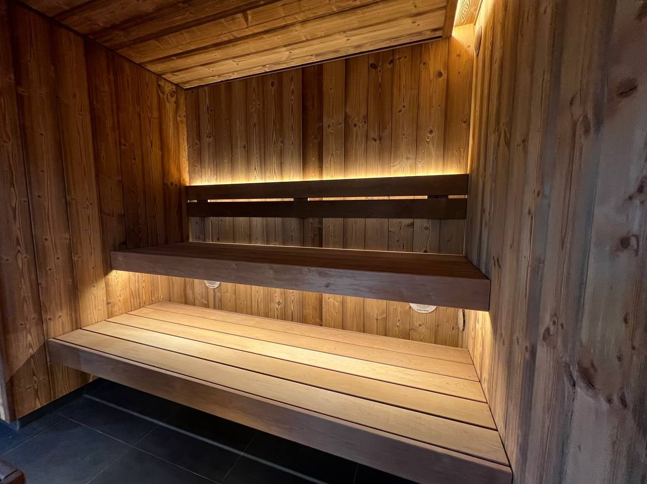 На берегу залива, в SPA «Пляж 33», гостей ждут две идентичные русские парные, где жар задают дровяные печи Aito AK-47. SaunaTopMasters