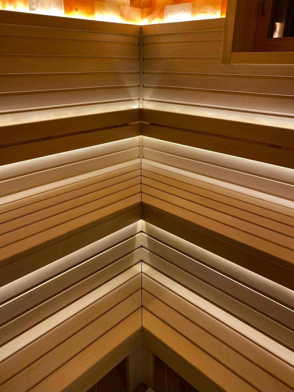 «Белая» баня в Кингисеппе из липы, с двумя световыми зонами: для интимного отдыха под звездами и активного парения в свете солевой линии. SaunaTopMasters