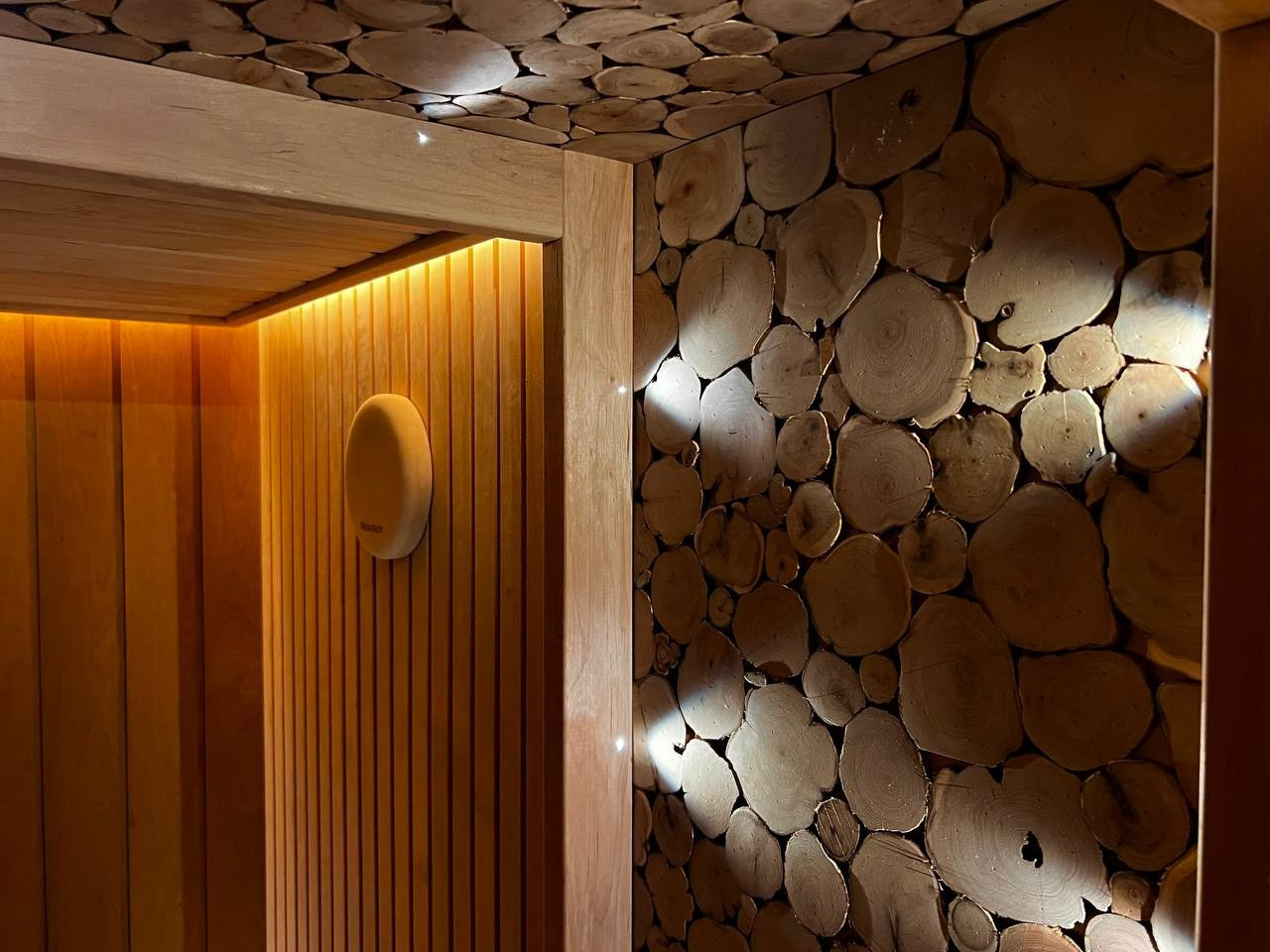 Роскошная парная на берегу Пионерского озера. Благородная термоольха, ароматный можжевельник и теплая подсветка дарят незабываемую атмосферу. SaunaTopMasters