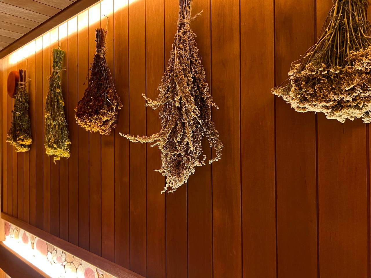 Компактная сауна в Вартемягах: термоольха, закарнизная подсветка, можжевеловое панно и крымское разнотравье. В пологе- Harvia Cilindro. SaunaTopMasters