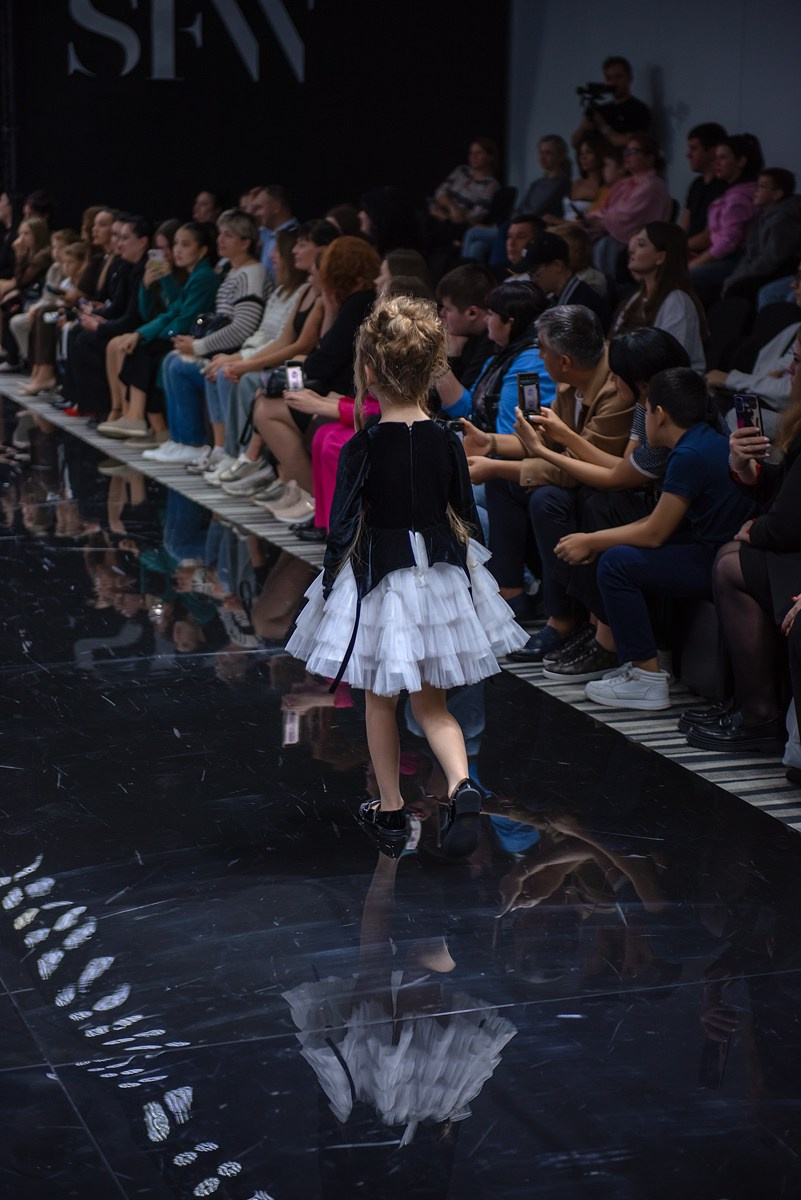 SochiFashionWeek2024 дизайнер Юлия Крылова. Семейный и коммерческий фотограф в Сочи Александр Бодунов
