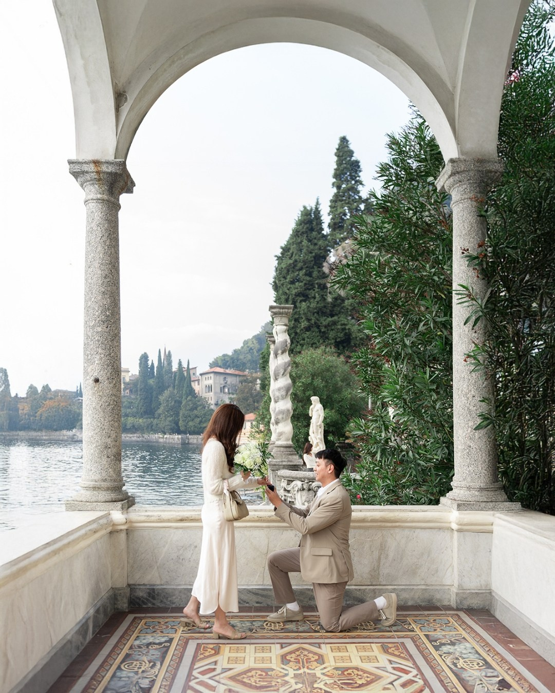 Monastero	Villa Monastero proposal photographer, couple on the terrace