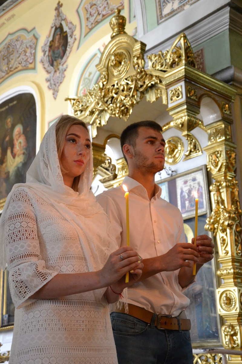 Посещение церкви. Благословение. Fotounata.ru