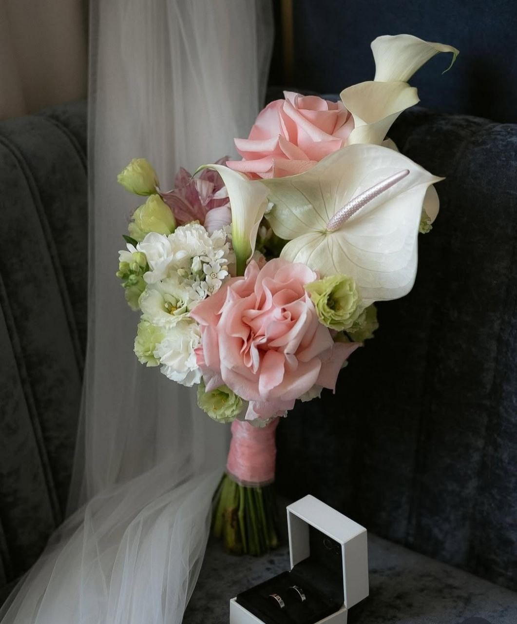 Букет для невесты с антуриумом и вывернутой эквадорской розой. авторский букет невесты, современный букет невесты, невеста 2025,  букет невесты, свадебный букет, свадьба 2025, свадебный букет, свадебный букет невесты, флорист на свадьбу, флорист фрилансер, флорист москва, ручная работа, яркий букет невесты, современный букет невесты,т, флорист на свадьбу, хороший флорист, флорист фрилансер, букет по фото, флорист профессионал.  Букет невесты на заказ, букет для невесты Москва, свадебный флорист, флорист на свадьбу, сборка букета на свадьбу, ручная работа, букет для невесты ручной работы, букет невесты ручной работы . бутоньерка жениха в подарок, авторский букет для невест, современный букет невесты