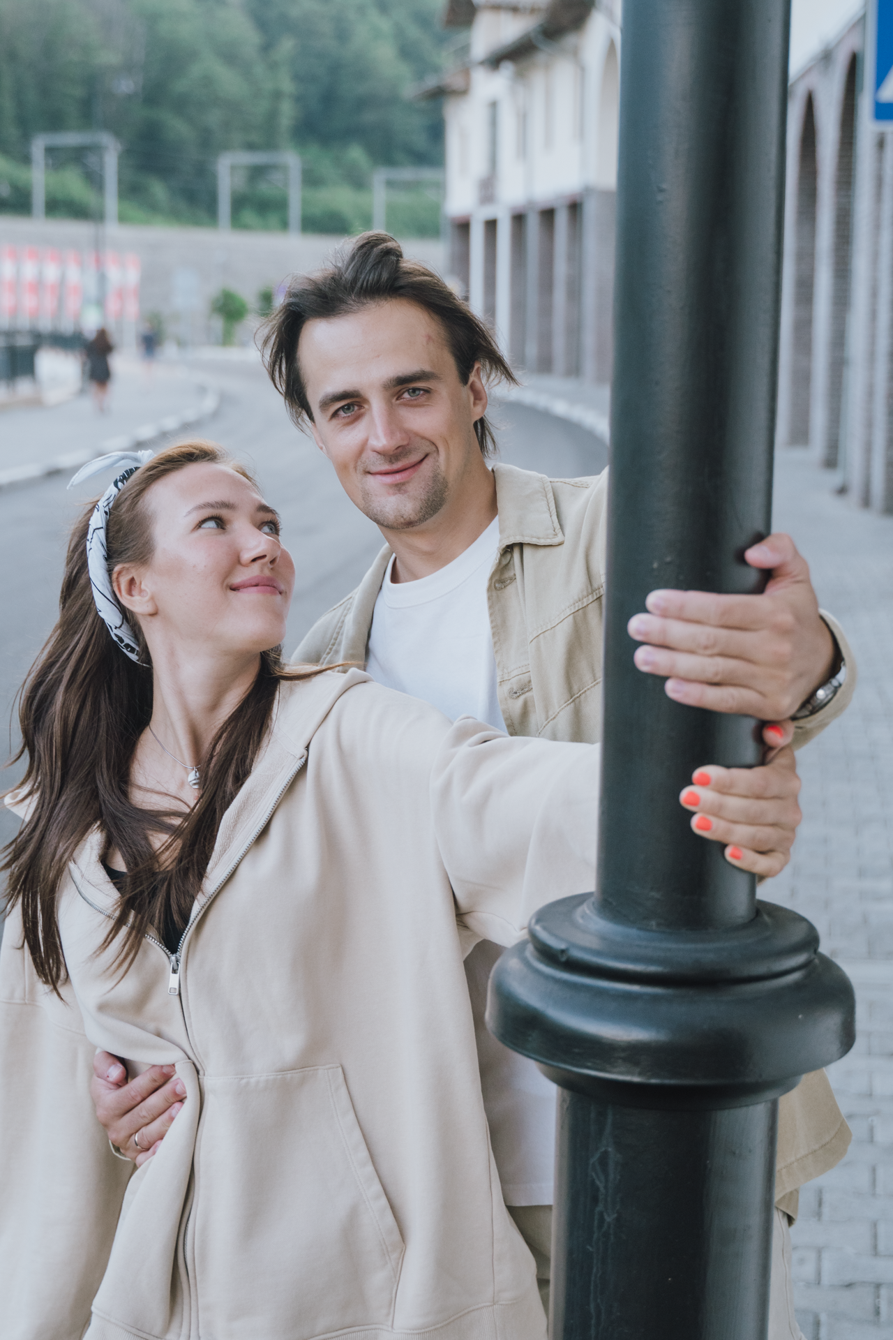 Портретный кадр пары возле фонаря 