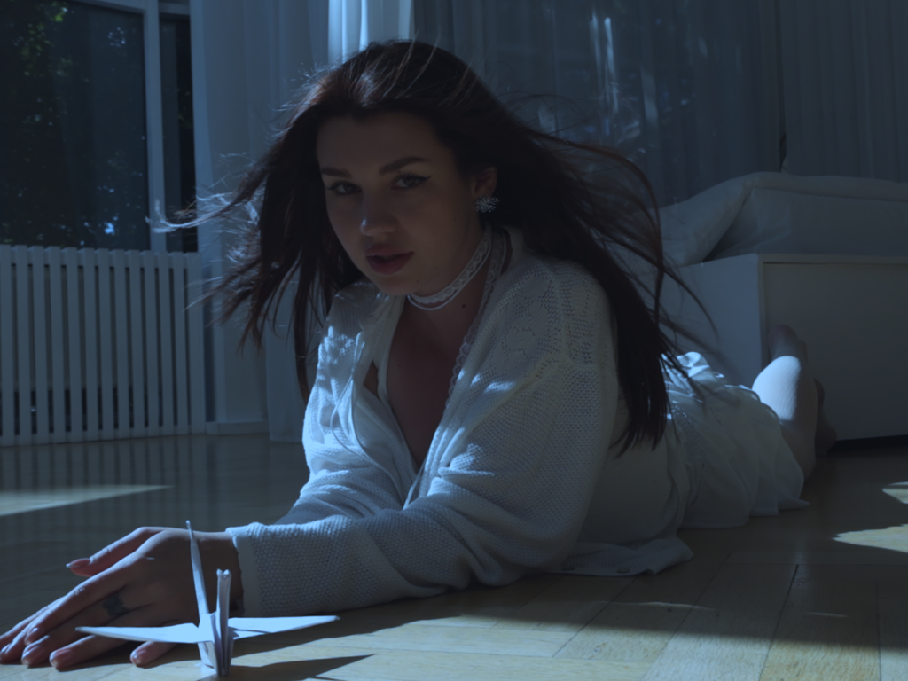 Амура, Envtn — Выдыхаю (Stills from Mood video). Xstazia — музыкальные обложки, арт-дирекшн, режиссура и креативное продюссирование