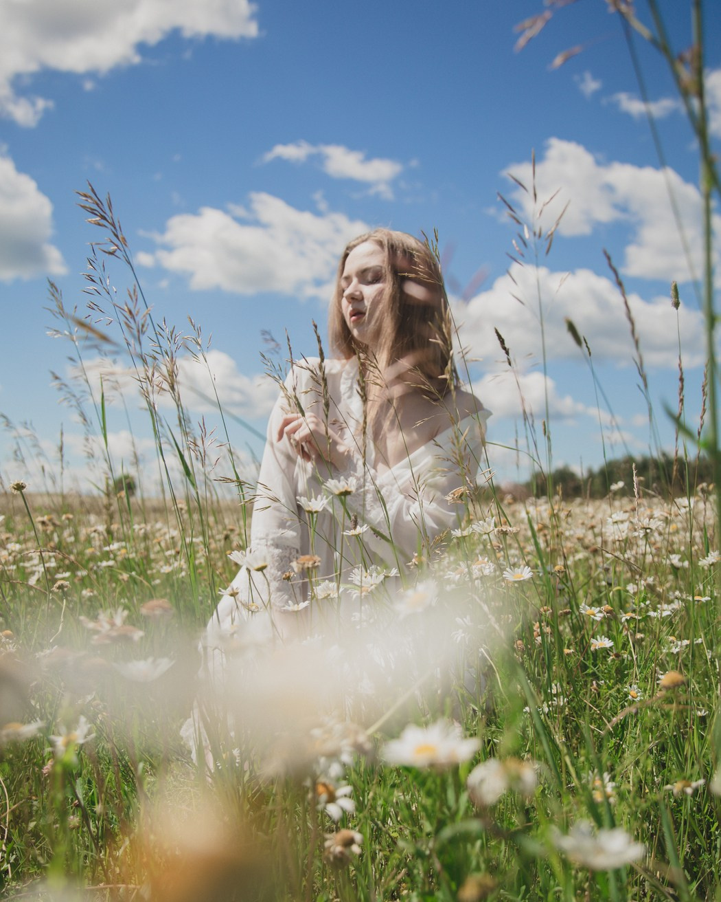 бренд-фотосессия с букетом ромашек на природе в Москве, 	женский образ для ромашковой фотосессии: лёгкое платье и ромашки, Rina_sphoto, Катерина Сысуева, фотограф Москва