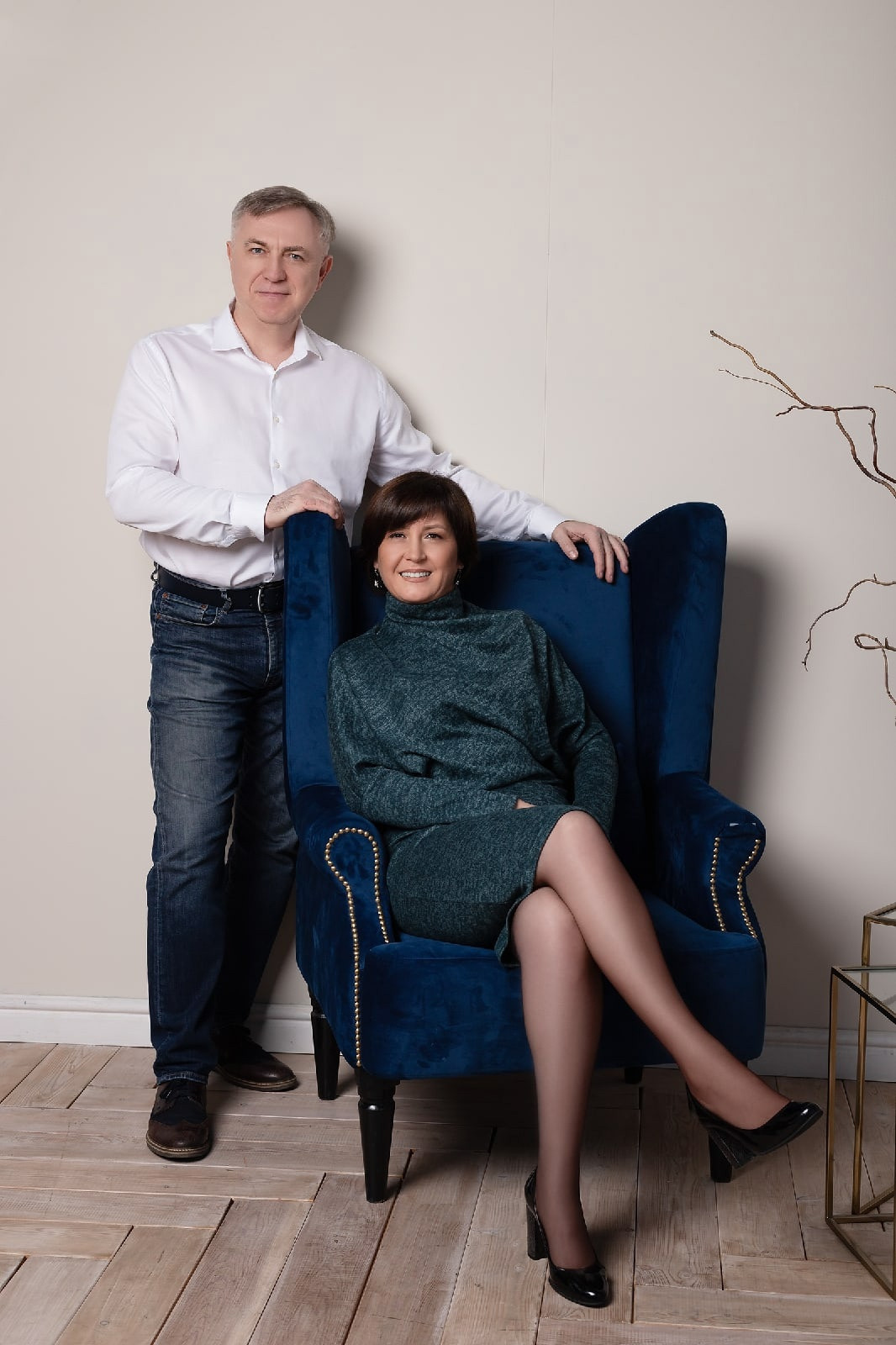 Семейный портрет в интерьерной фотостудии