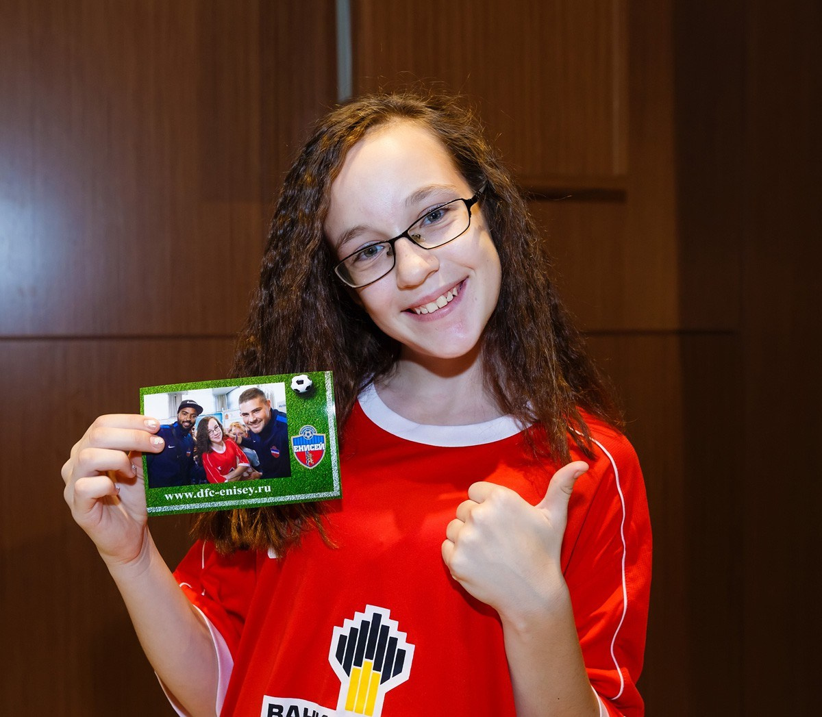 Аренда прокат фотобудки в Красноярске фотозона на мероприятие Свадьбу праздник День рождения выпускной корпоратив фотокабина цена стоимость заказать забронировать описание услуги ведущий тамада моментальная печать фотографий спортивное соревнование кумир звезда