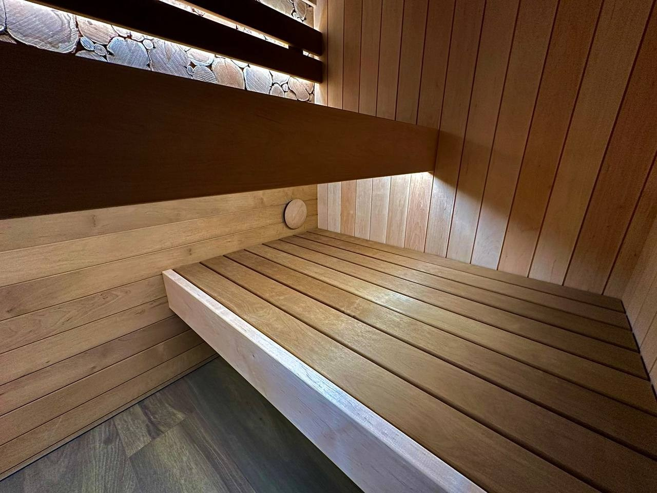 Сауна в Охта парке с интеграцией можжевелового панно за подспинник. Компактно, уютно, функционально!. SaunaTopMasters