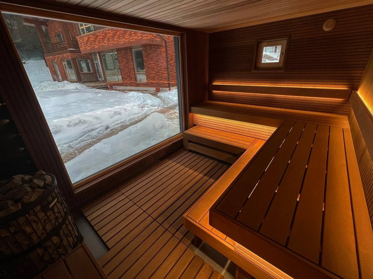 Сауна в Истре из ольхи разного профиля и разной степени термообработки. Огромное панорамное окно и 16.5 кВт энергии, преобразованной в пар!. SaunaTopMasters