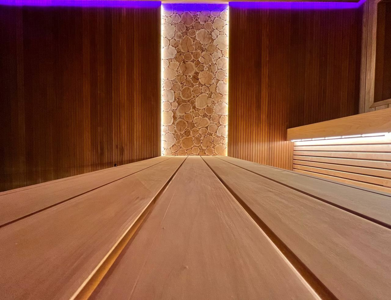 Русская баня по-серому в Ленинском легко соберёт большую компанию, а парильный стол подарит особое удовольствие парения в четыре руки. SaunaTopMasters