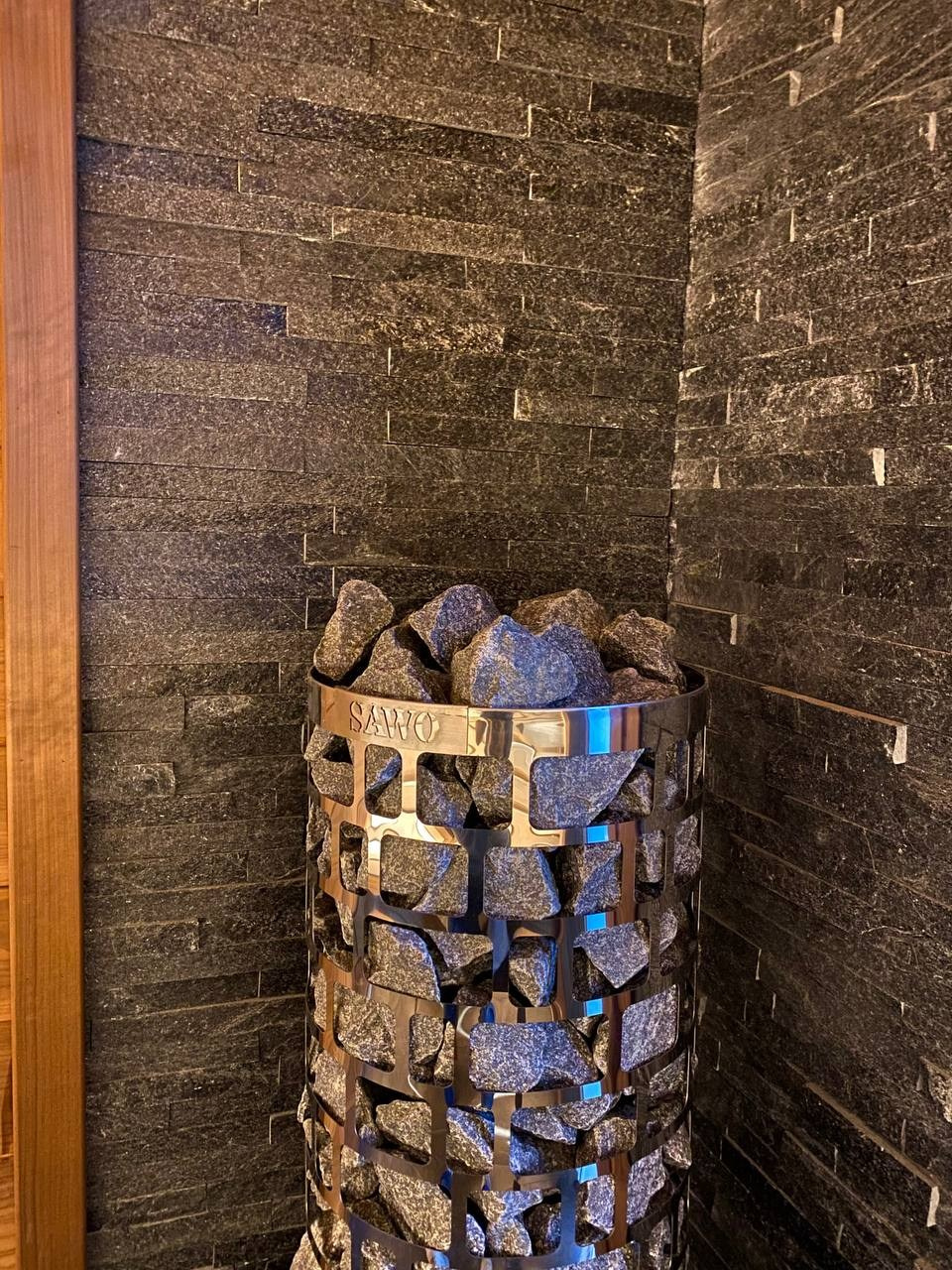 Сауна под Кировском. Парная выполнена из комбинации Абаши и Термоабаши. А в Противопожарном углу красуется печь Sawo Aries. SaunaTopMasters
