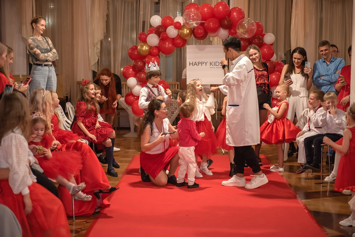 Выпускной в детской школе моделей HAPPYkids 2024. Семейный и коммерческий фотограф в Сочи Александр Бодунов