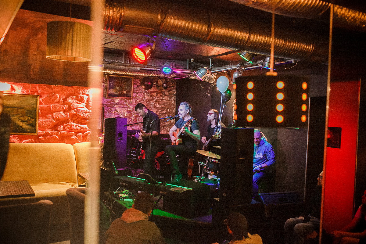 Концерт Олега Тищенко, «Тихона», в Кинокофейне. Летопись вашей жизни. Фотограф Игорь Иванов