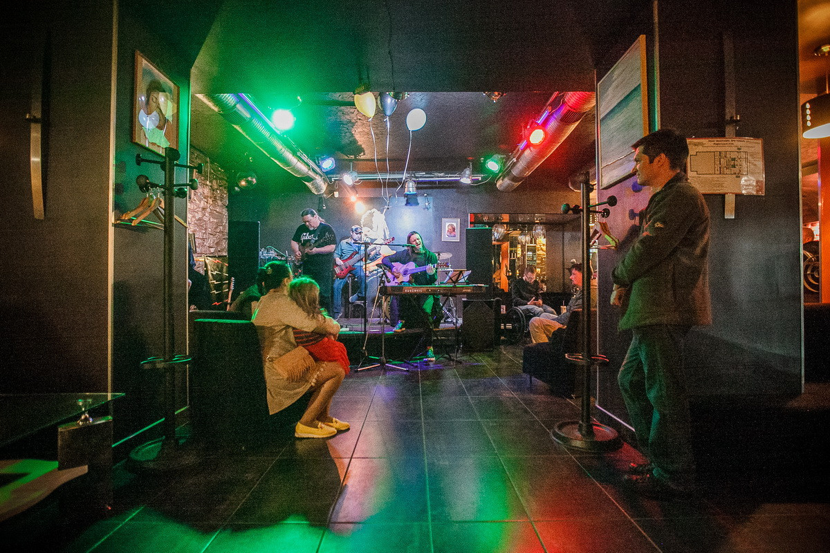 Концерт Олега Тищенко, «Тихона», в Кинокофейне. Летопись вашей жизни. Фотограф Игорь Иванов