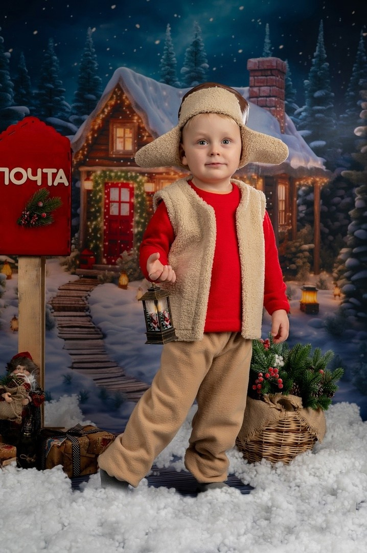 Новогодняя фотосессия в детском саду с реквезитом и с красочным сказочным фоном.