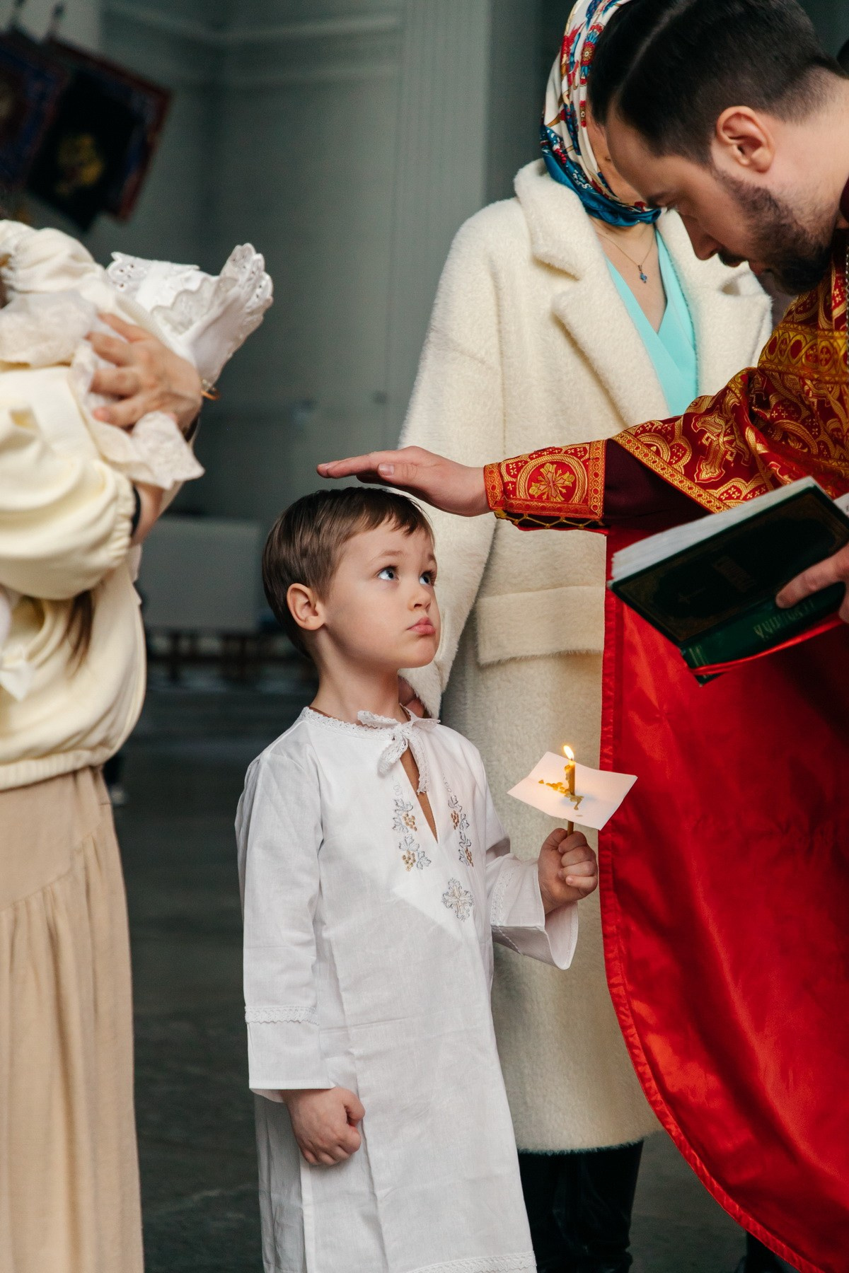 Троицкий собор крещение ребенка. Фотограф крещение венчание в Петербурге! Помогает подобрать храм и посоветовал душевного батюшку в СПб
