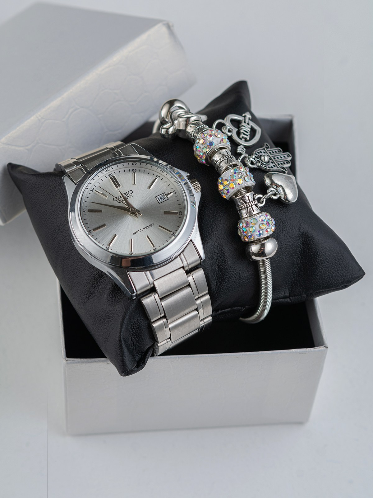 Женские часы. Сборные фотосъёмки в Москве. фотосессии одежды.фотограф