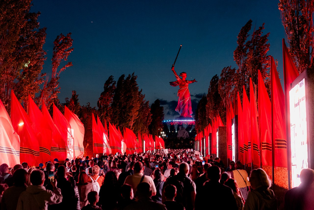 Свет Великой Победы. Волгоград, Мамаев Курган, 2025 г. 7 мая, в честь праздника 9 мая. Фотограф в Волгограде и Волжском Александр Горбань