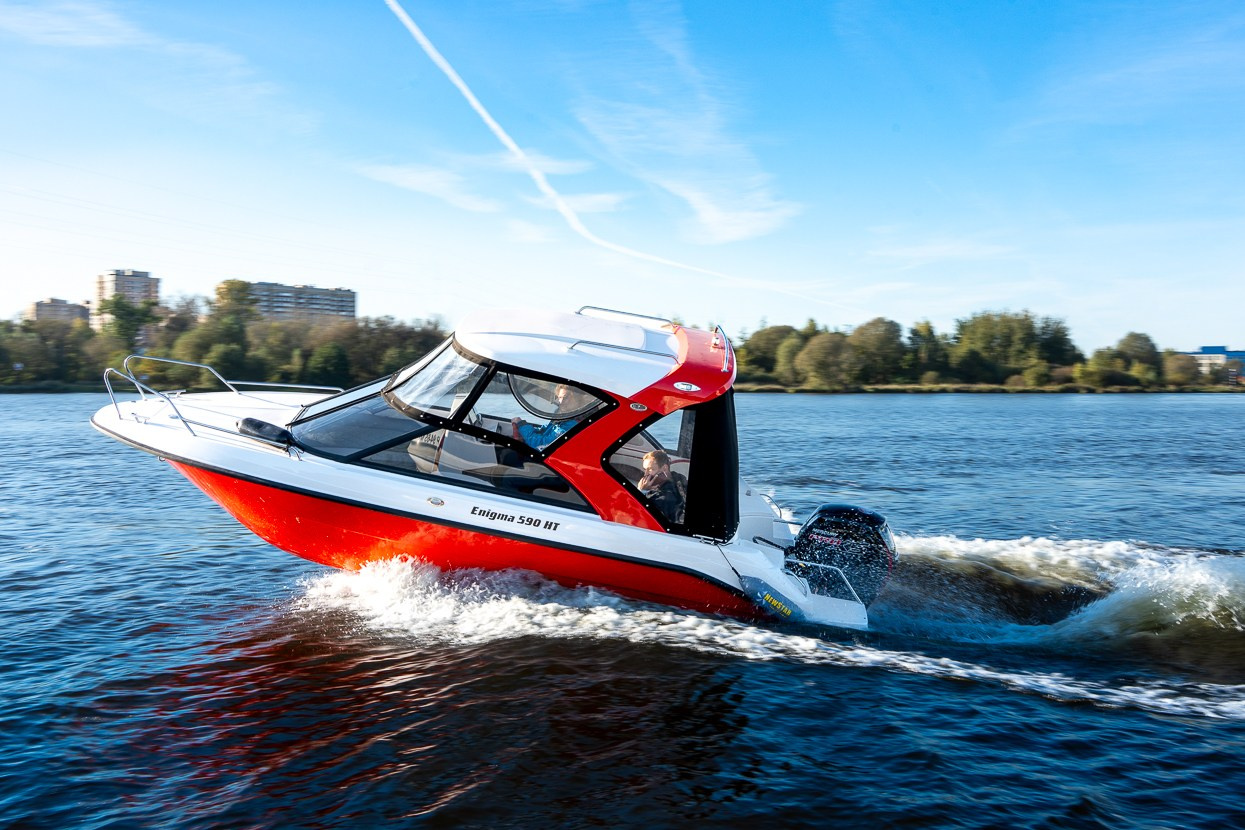 Красный катер Enigma на воде в движении