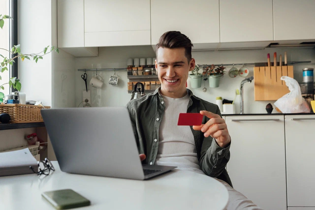 Дмитрий, 186 см, 48-50 р-р. KED Production — продакшн из СПб. Создаём фото, видео и контент, который помогает брендам и селлерам продавать больше